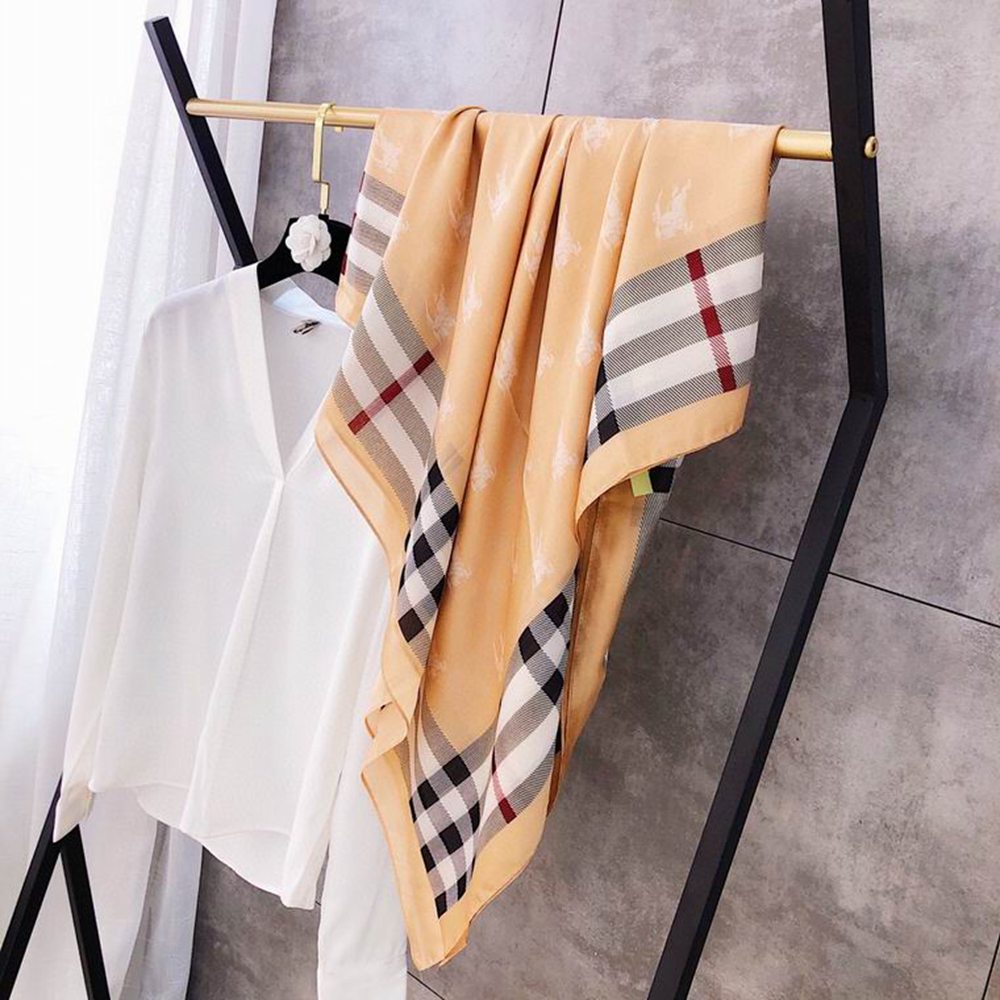 Bv*b*rry Scarf